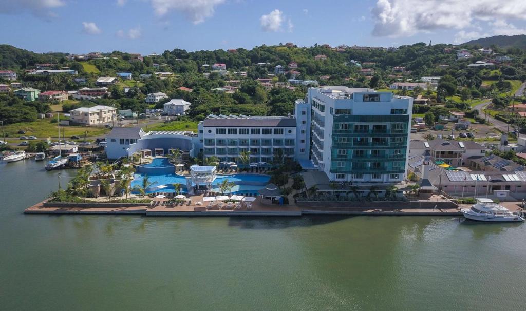 una vista aerea di un resort sull'acqua di Harbor Club St Lucia, Curio Collection by Hilton a Gros Islet