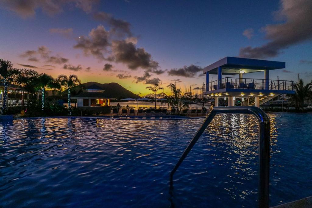 Bazén v ubytování Harbor Club St Lucia, Curio Collection by Hilton nebo v jeho okolí