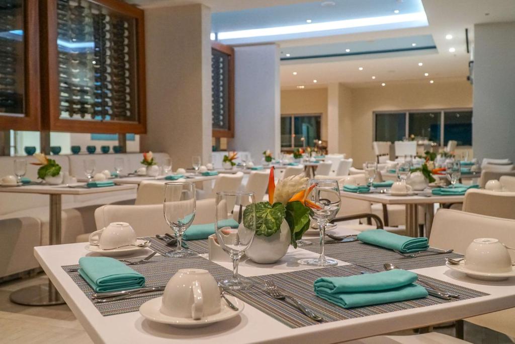 Restaurace v ubytování Harbor Club St Lucia, Curio Collection by Hilton