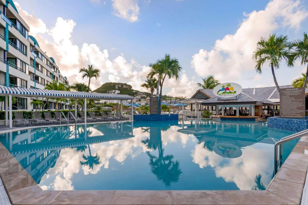 una piscina en un complejo con palmeras en Hilton Vacation Club Royal Palm St Maarten, en Simpson Bay