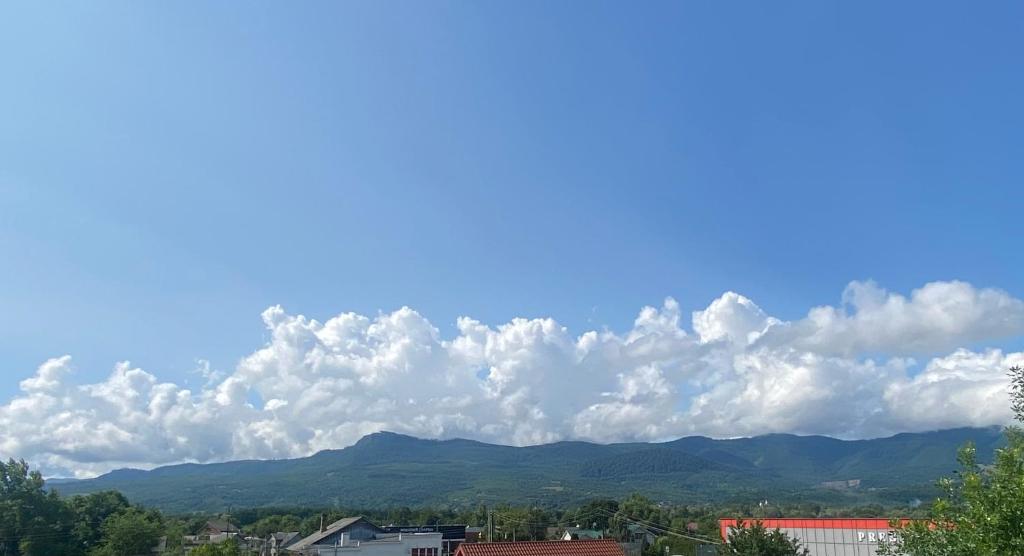 Nespecifikovaný výhled na hory nebo výhled na hory při pohledu z hotelu