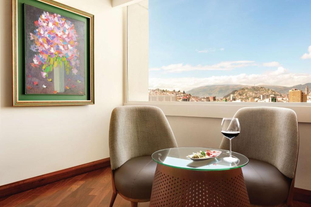 Nespecifikovaný výhled na hory nebo výhled na hory při pohledu z hotelu