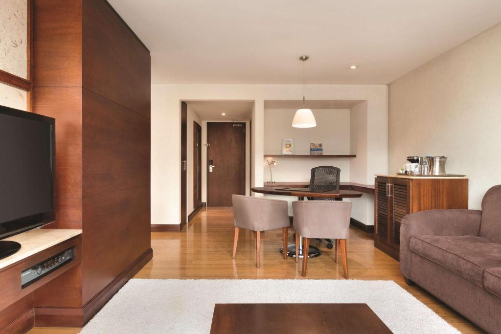 TV a/nebo společenská místnost v ubytování Hilton Colon Quito Hotel