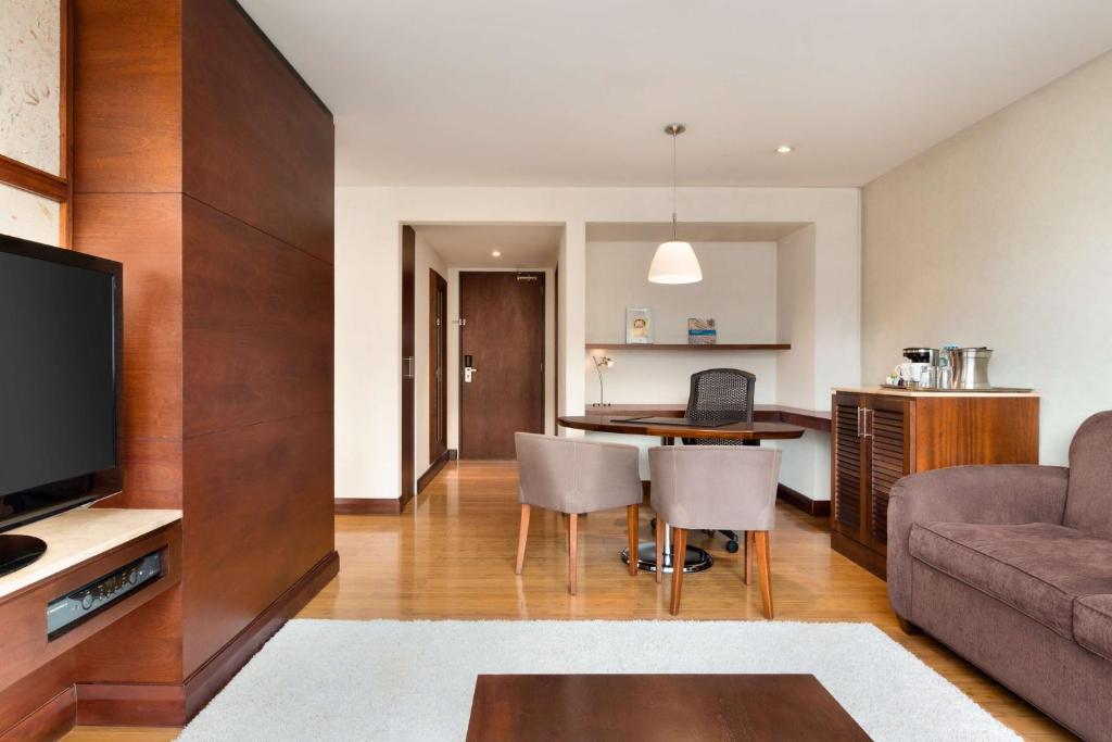 TV a/nebo společenská místnost v ubytování Hilton Colon Quito Hotel