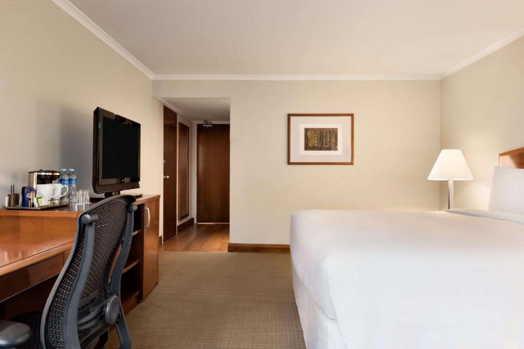 TV a/nebo společenská místnost v ubytování Hilton Colon Quito Hotel
