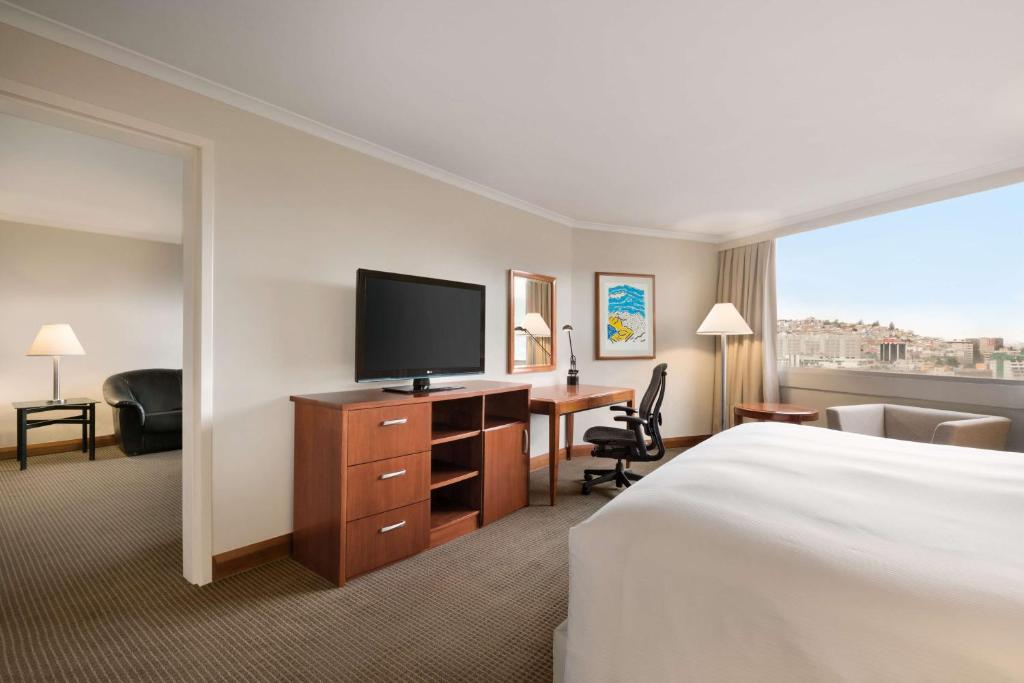 TV a/nebo společenská místnost v ubytování Hilton Colon Quito Hotel