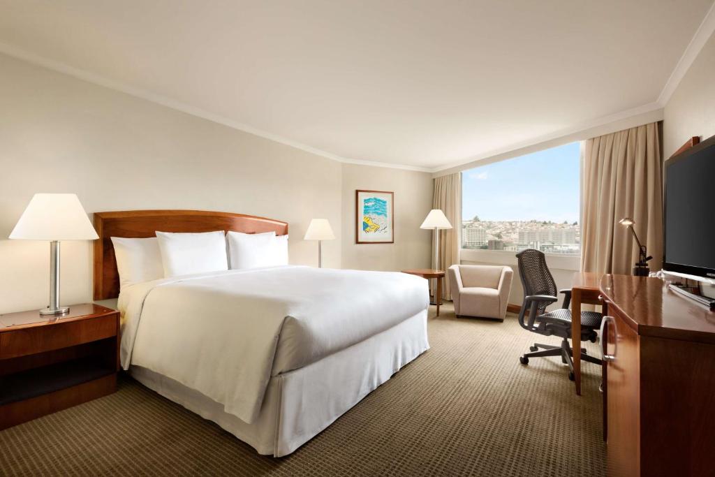 Postel nebo postele na pokoji v ubytování Hilton Colon Quito Hotel