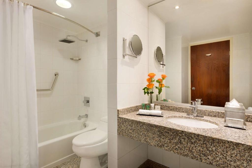 Koupelna v ubytování Hilton Colon Quito Hotel
