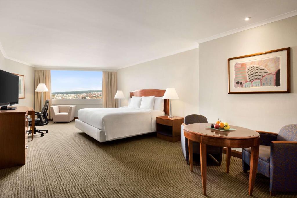 Postel nebo postele na pokoji v ubytování Hilton Colon Quito Hotel