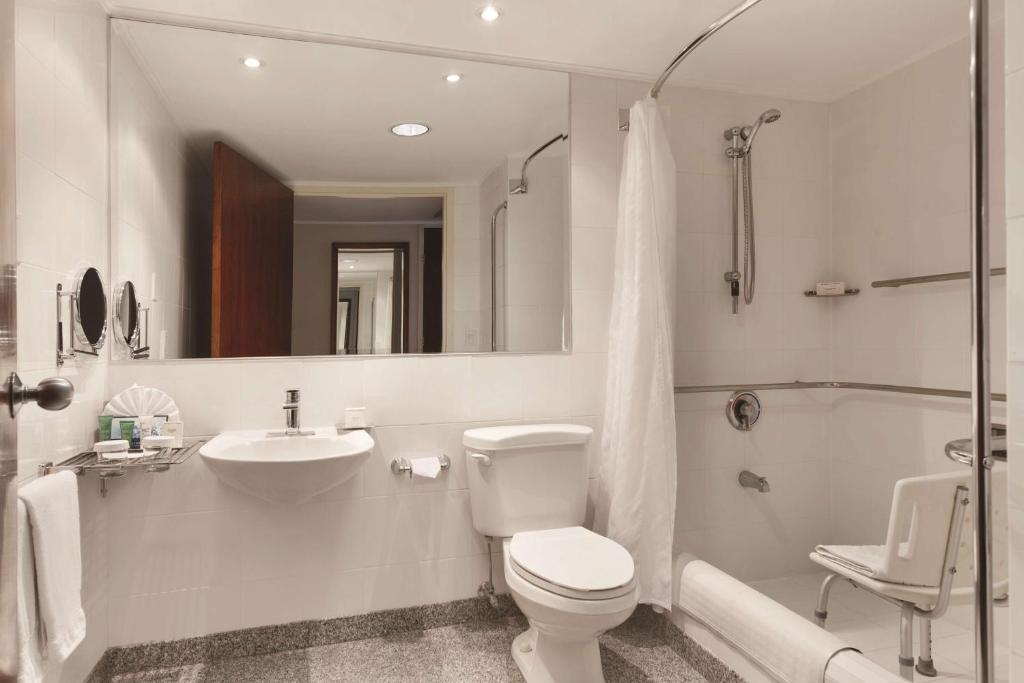 Koupelna v ubytování Hilton Colon Quito Hotel