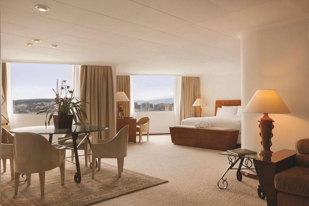 Postel nebo postele na pokoji v ubytování Hilton Colon Quito Hotel