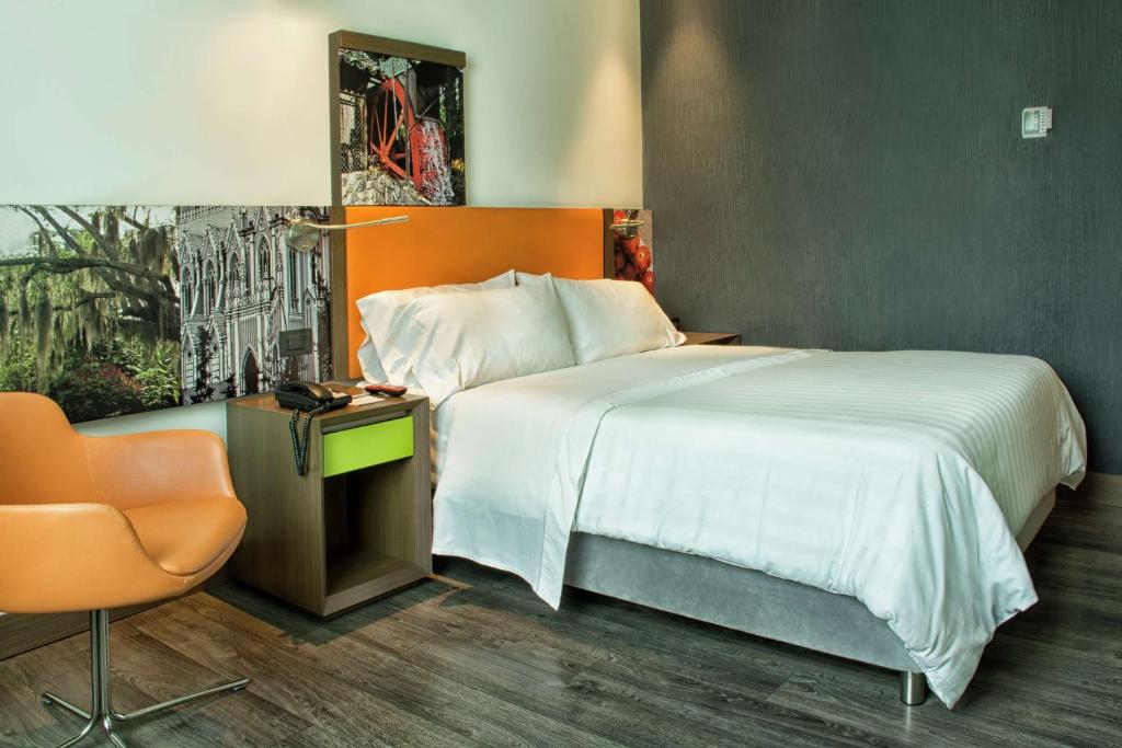 Una cama o camas en una habitación de Hampton by Hilton Cali