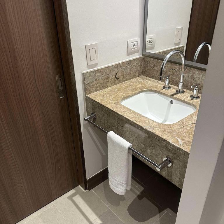 Un baño de Hampton by Hilton Cali