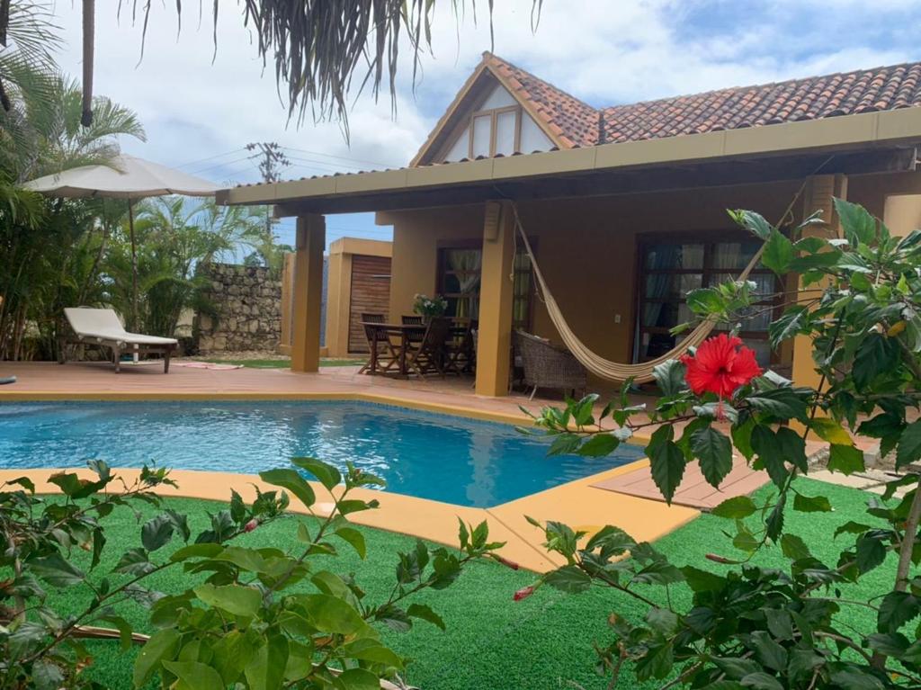 una casa con piscina frente a una casa en Morrocoy - Acogedora Casa VIP Tucacas en Tucacas