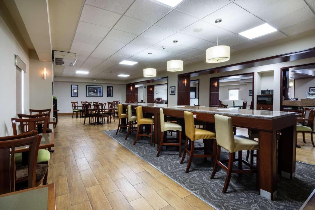 Restaurace v ubytování Hampton by Hilton San Juan del Rio