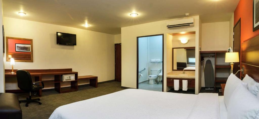 Postel nebo postele na pokoji v ubytování Hampton by Hilton San Juan del Rio