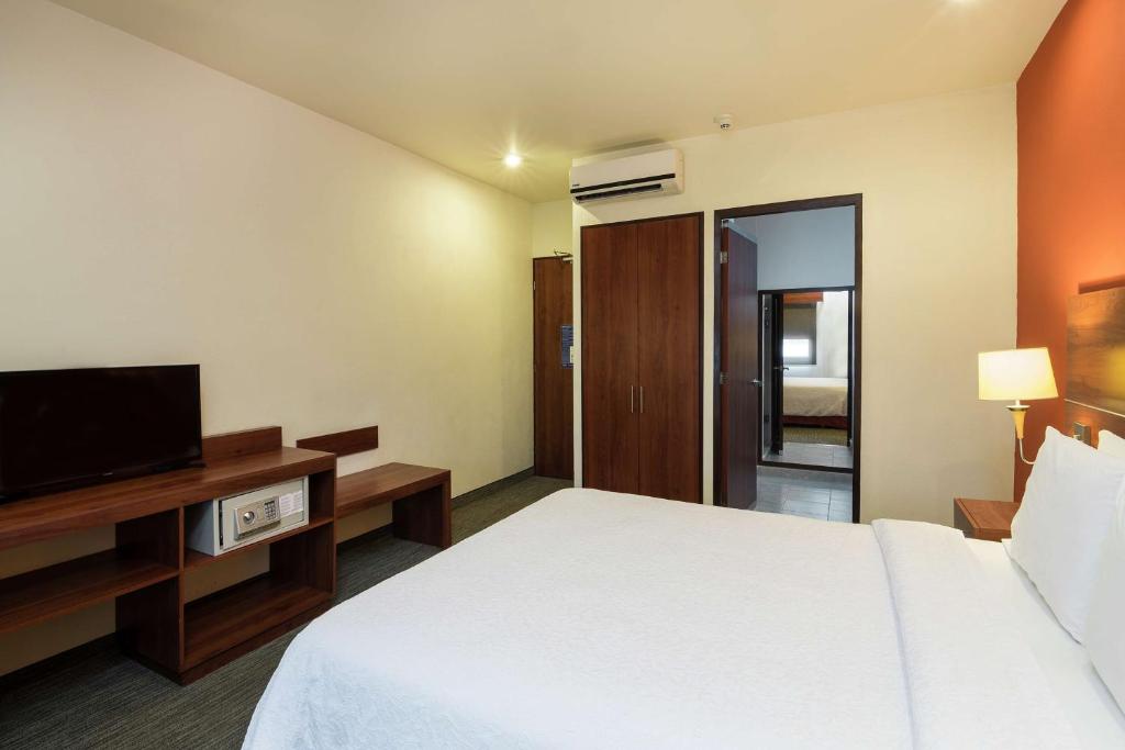 Postel nebo postele na pokoji v ubytování Hampton by Hilton San Juan del Rio