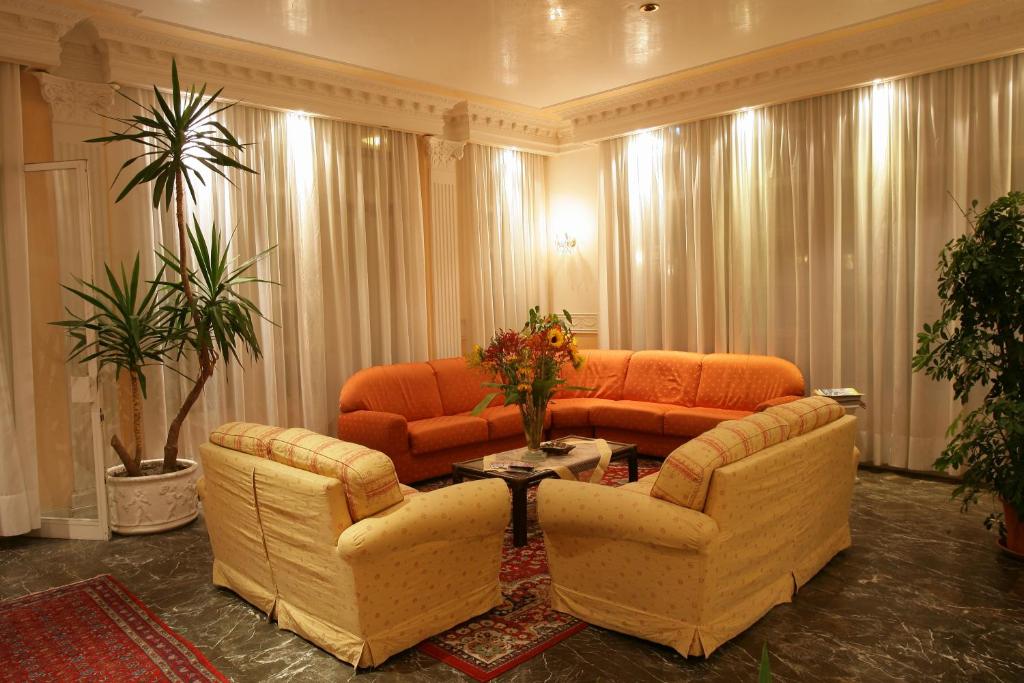 A seating area at Hotel Smeraldo