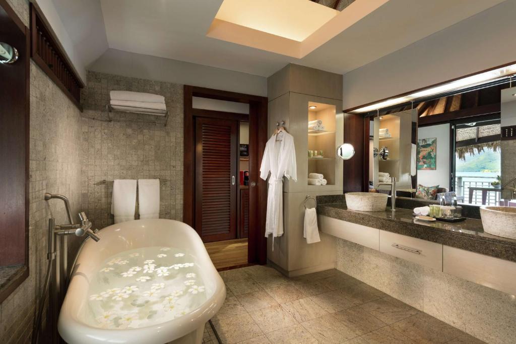Koupelna v ubytování Hilton Moorea Lagoon Resort & Spa
