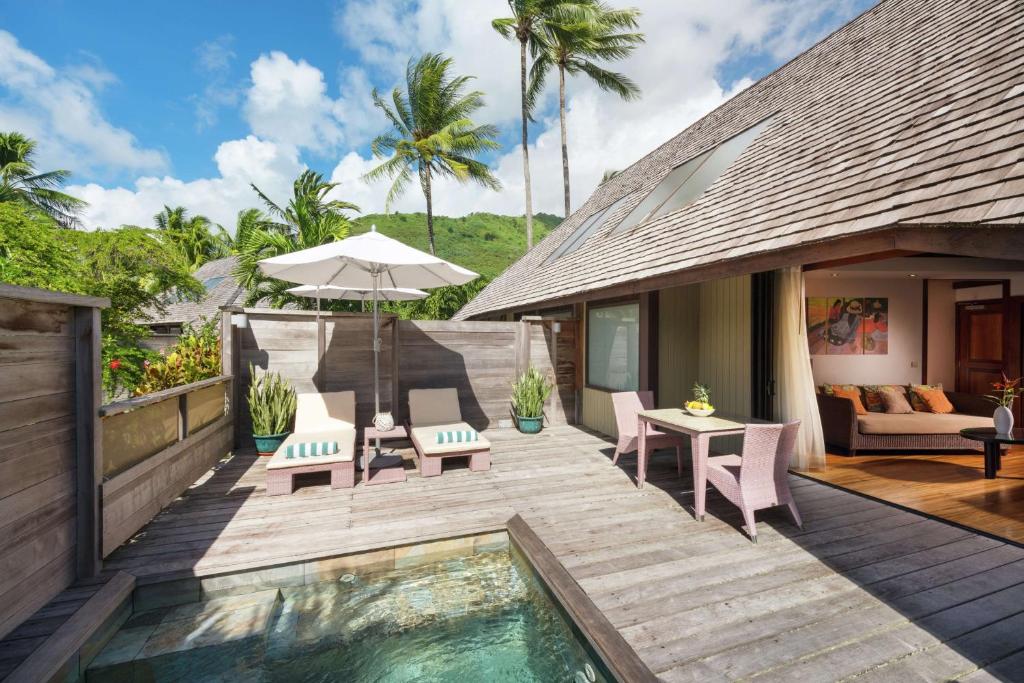 Bazén v ubytování Hilton Moorea Lagoon Resort & Spa nebo v jeho okolí