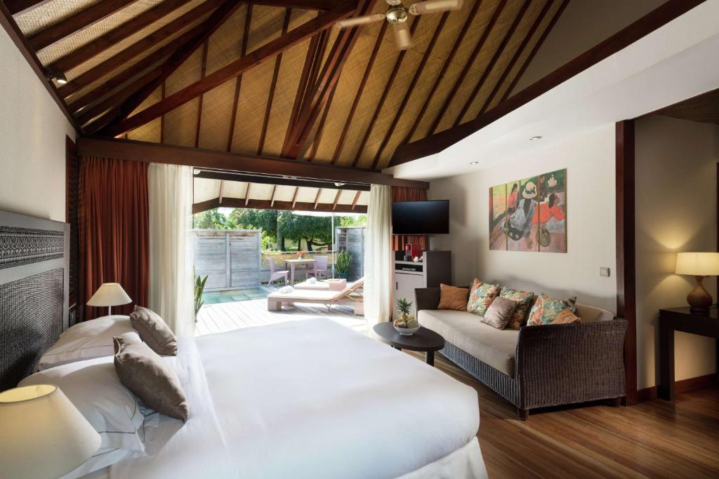 Postel nebo postele na pokoji v ubytování Hilton Moorea Lagoon Resort & Spa