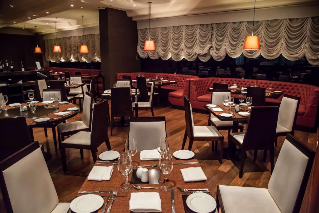 Restaurace v ubytování DoubleTree by Hilton Bogota Parque 93