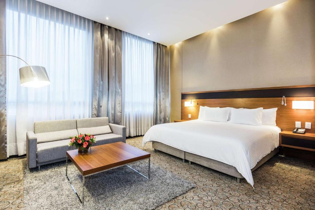 Postel nebo postele na pokoji v ubytování DoubleTree by Hilton Bogota Parque 93
