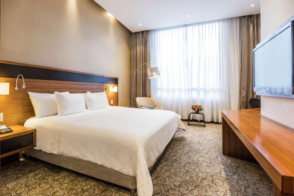 Postel nebo postele na pokoji v ubytování DoubleTree by Hilton Bogota Parque 93