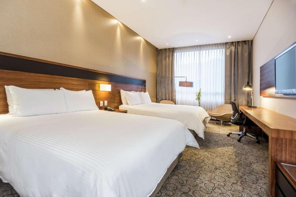 Postel nebo postele na pokoji v ubytování DoubleTree by Hilton Bogota Parque 93