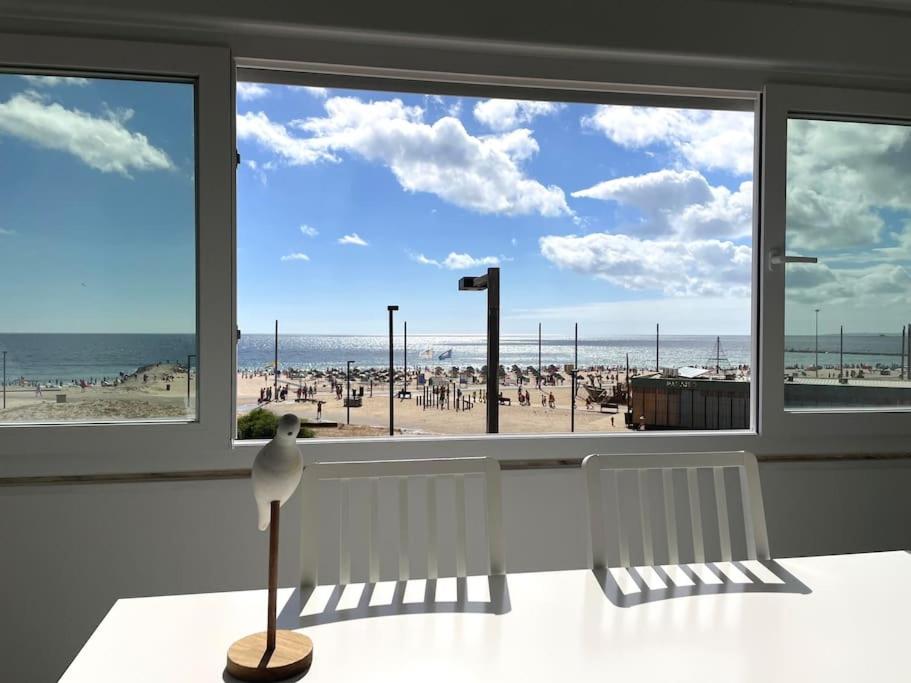 コスタ・ダ・カパリカにあるThe Luxe View Spotのビーチの景色を望む客室で、椅子2脚が備わります。