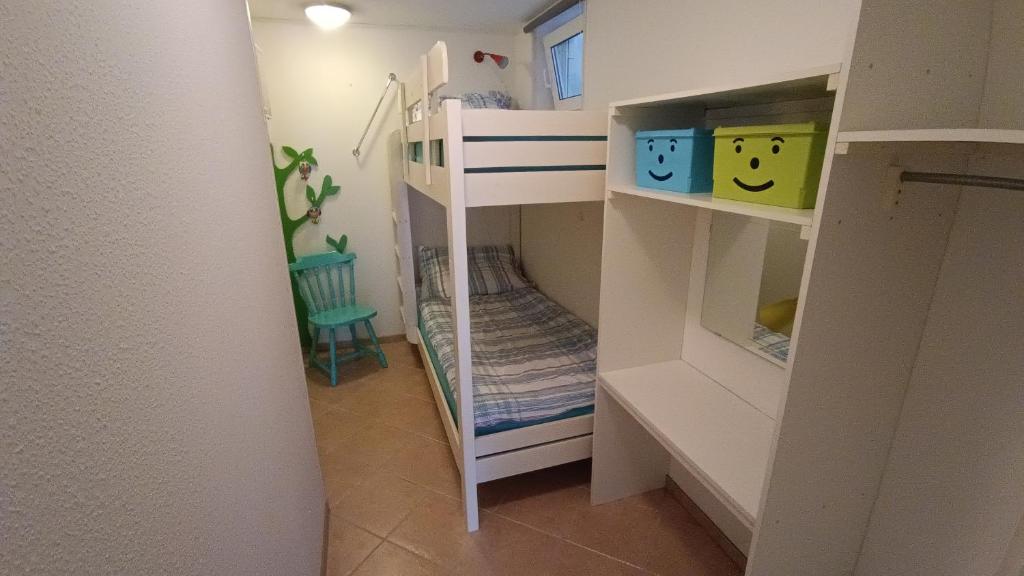 ein kleines Zimmer mit einem Etagenbett mit einer Leiter in der Unterkunft Haus Rosaria in Stallhofen