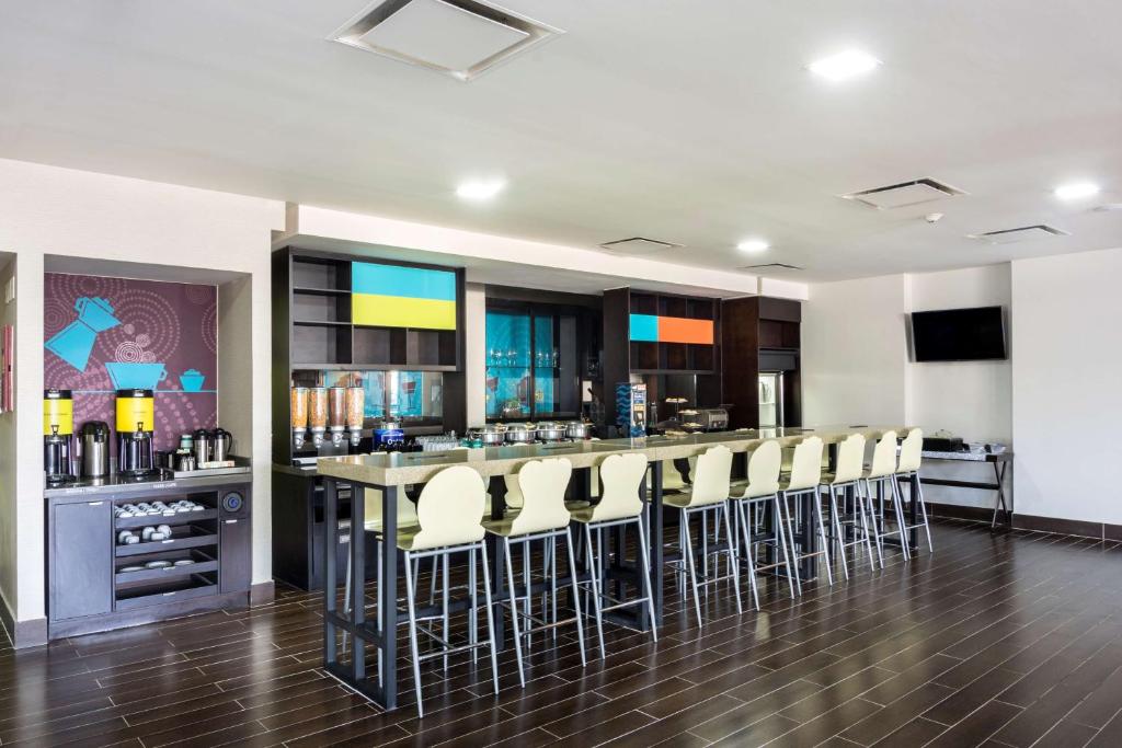 TV a/nebo společenská místnost v ubytování Homewood Suites by Hilton Queretaro