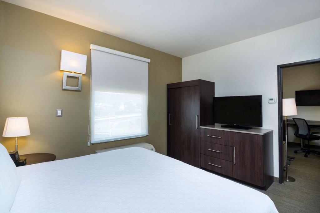TV a/nebo společenská místnost v ubytování Homewood Suites by Hilton Queretaro
