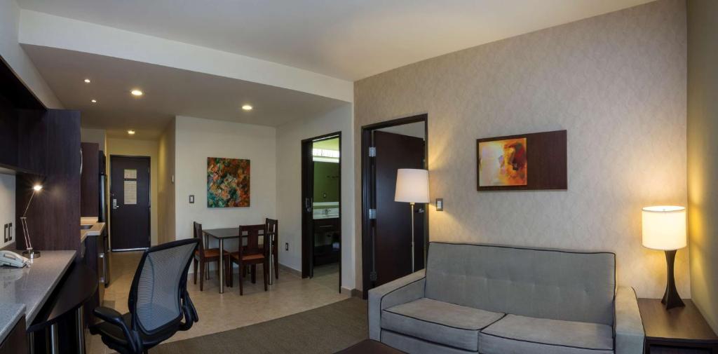 Posezení v ubytování Homewood Suites by Hilton Queretaro