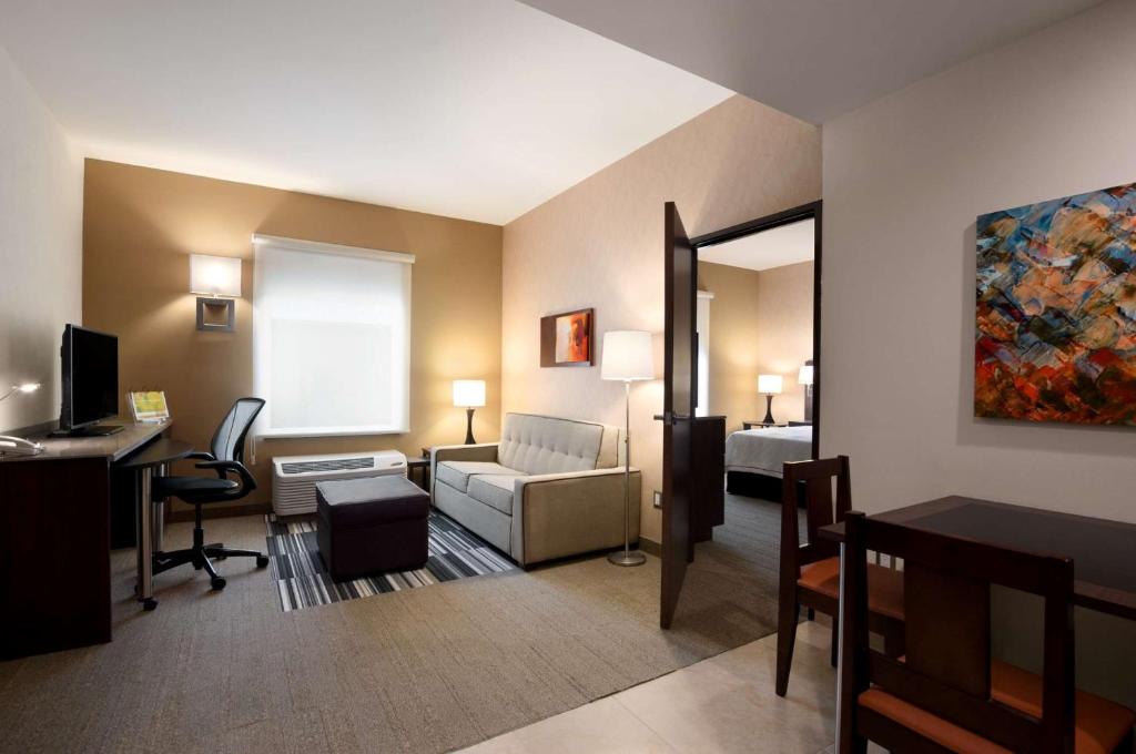 Postel nebo postele na pokoji v ubytování Homewood Suites by Hilton Queretaro