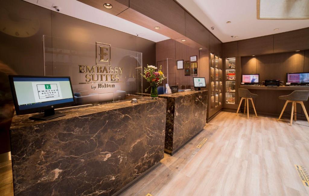 TV a/nebo společenská místnost v ubytování Embassy Suites by Hilton Bogotá - Rosales