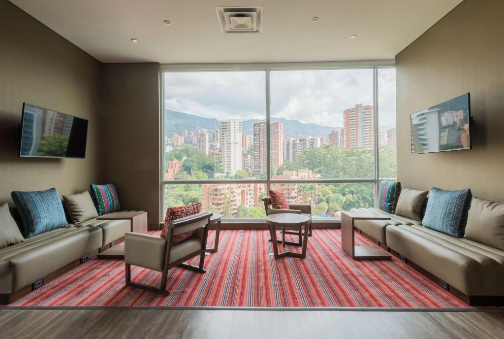 Posezení v ubytování Hampton by Hilton Medellin