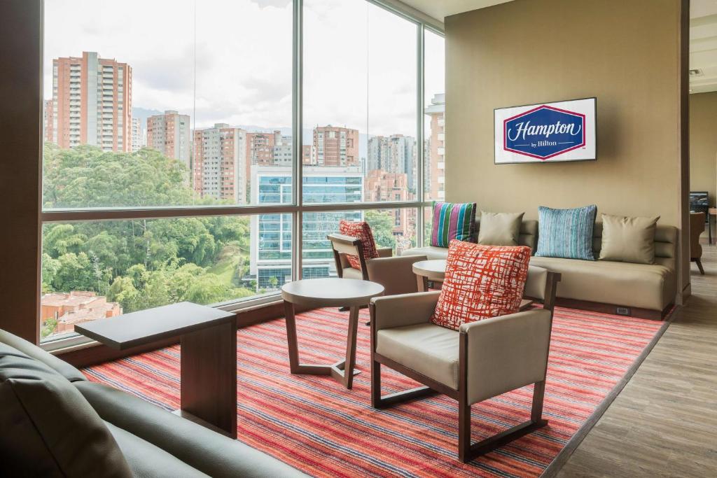 Posezení v ubytování Hampton by Hilton Medellin