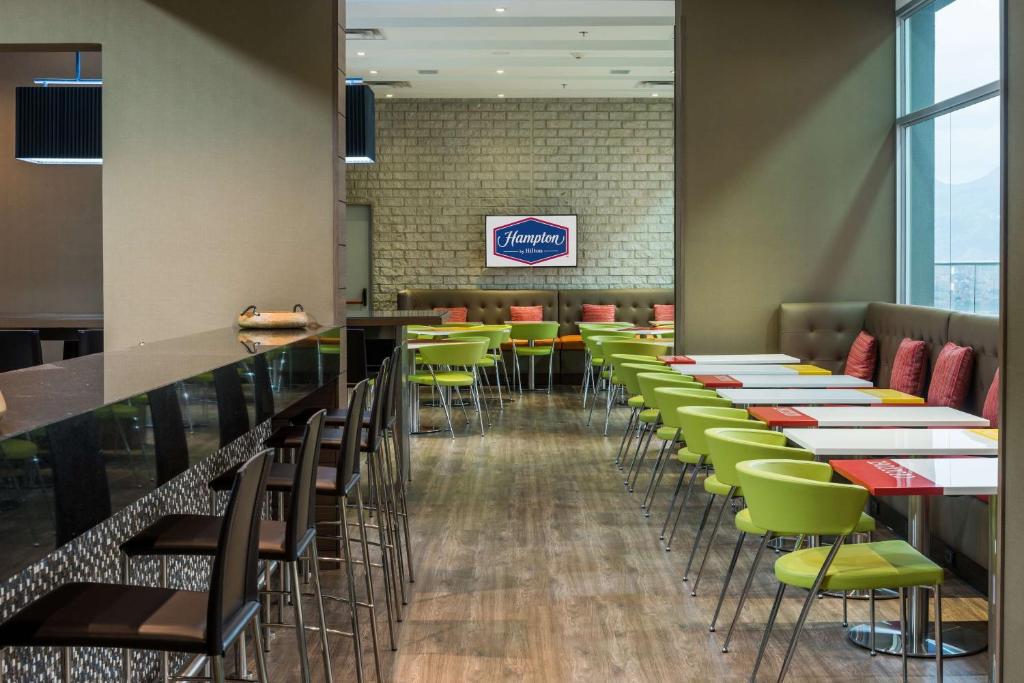Restaurace v ubytování Hampton by Hilton Medellin