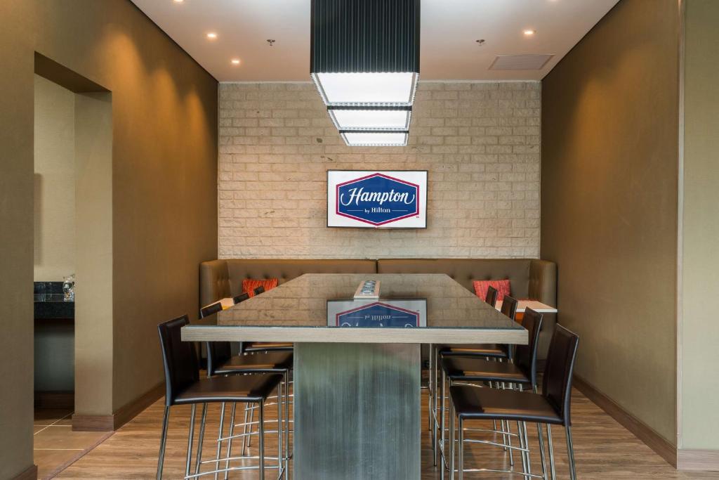 Posezení v ubytování Hampton by Hilton Medellin