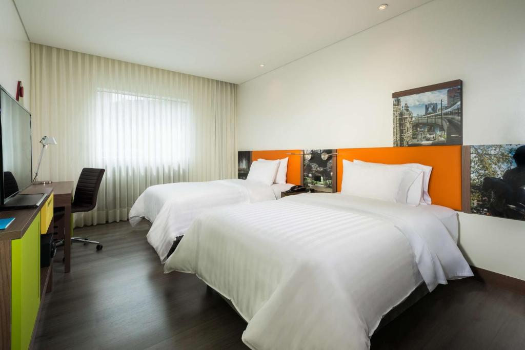 Postel nebo postele na pokoji v ubytování Hampton by Hilton Medellin