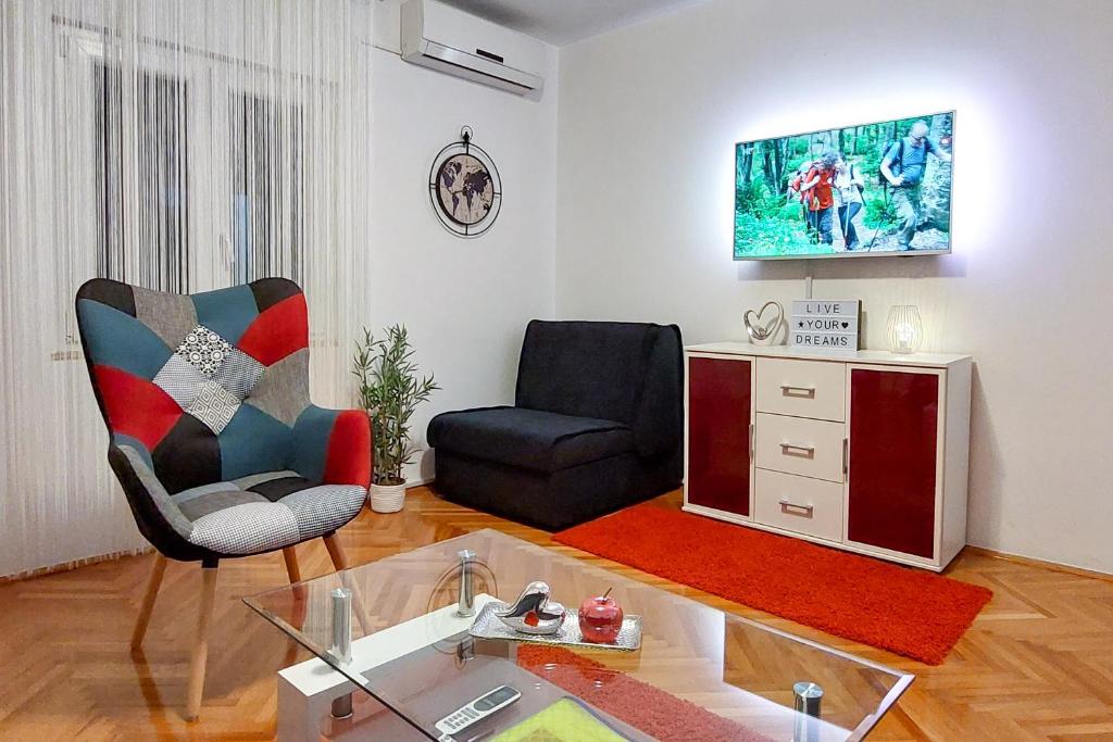 sala de estar con sofá y silla en Mediterranean Apartment Mendy, en Kaštela
