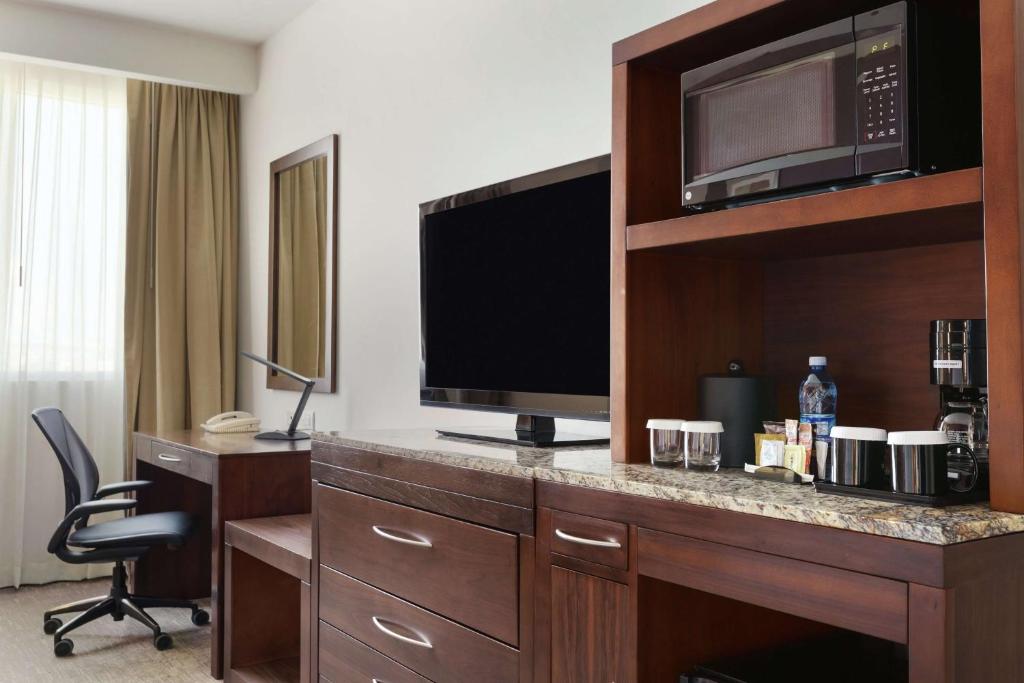 Hilton Garden Inn Queretaro - Suite King De Un Dormitorio Con Sofá Cama