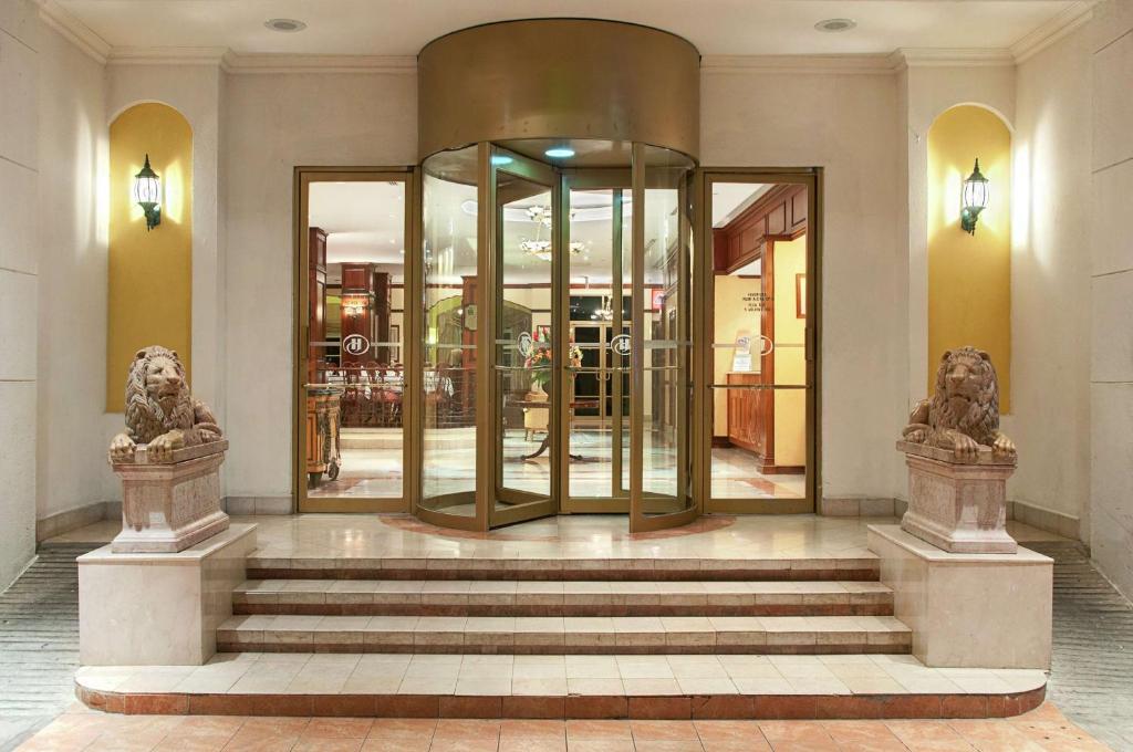 hol z drzwiami obrotowymi w budynku w obiekcie Hilton Princess Managua w mieście Managua