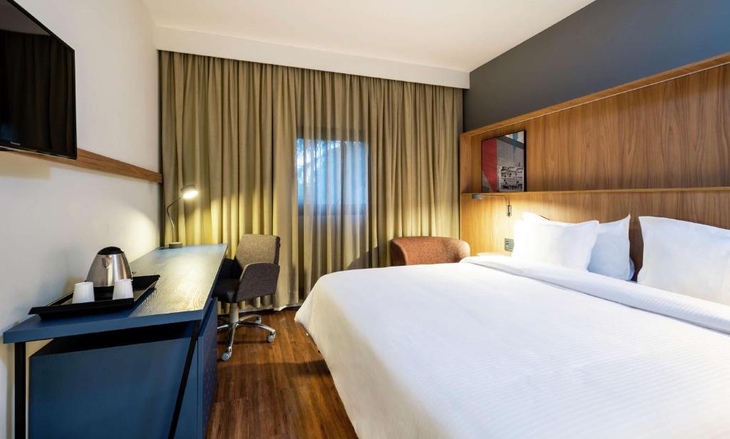 Cama o camas de una habitación en Hampton by Hilton Guarulhos Airport