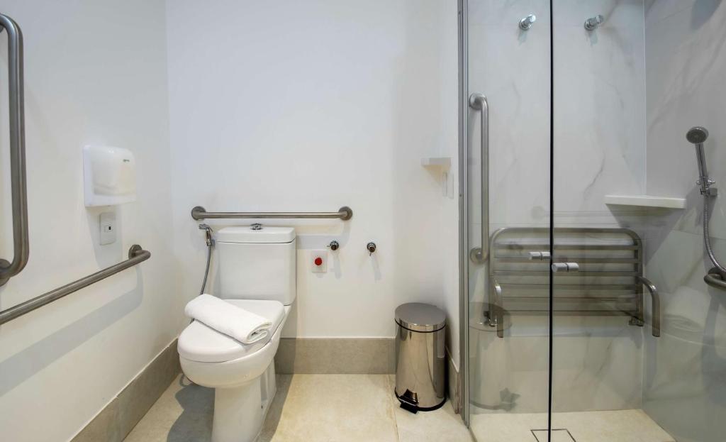 Un baño de Hampton by Hilton Guarulhos Airport