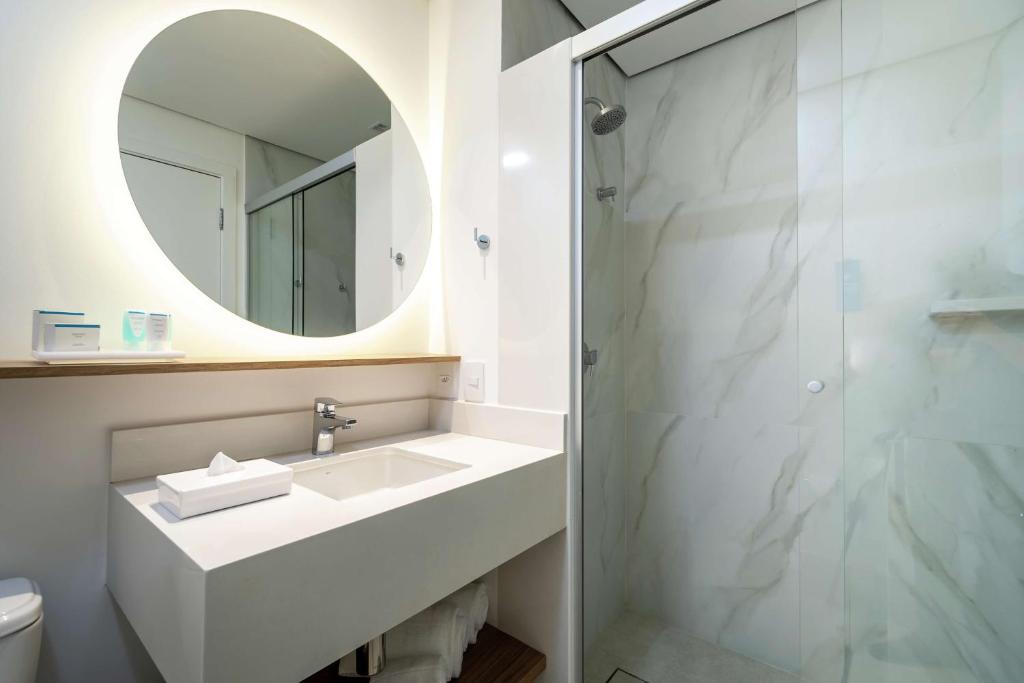 Un baño de Hampton by Hilton Guarulhos Airport