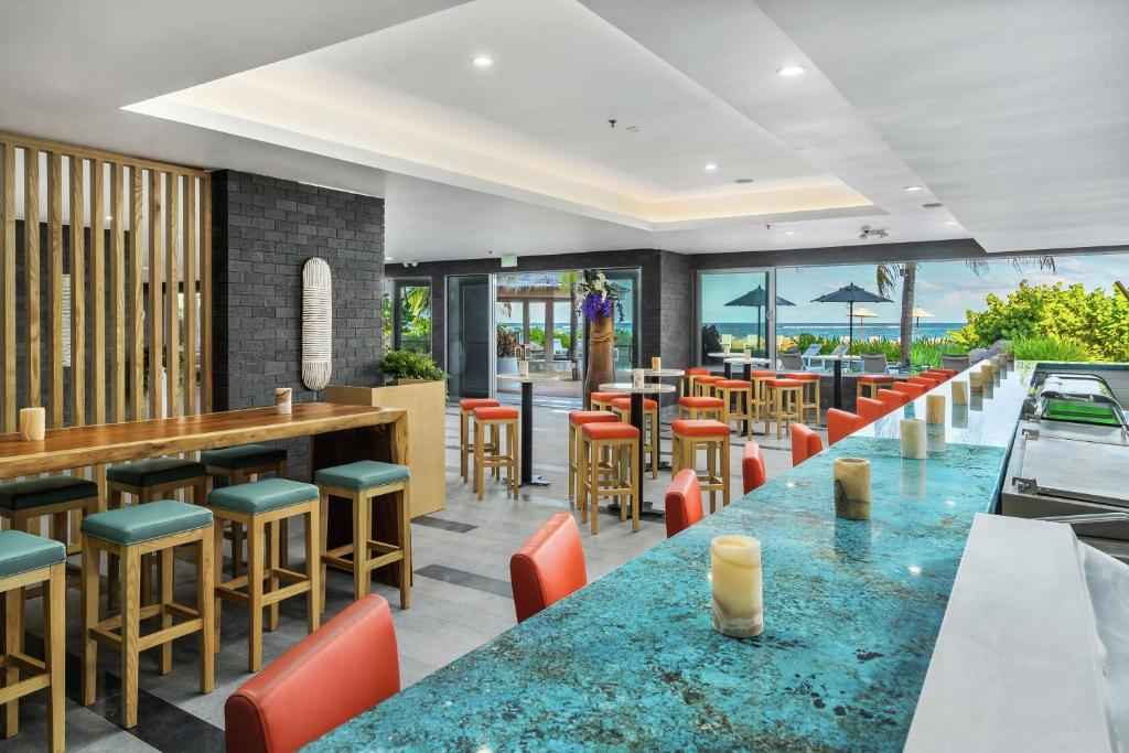 Posezení v ubytování Koi Resort Saint Kitts, Curio Collection by Hilton
