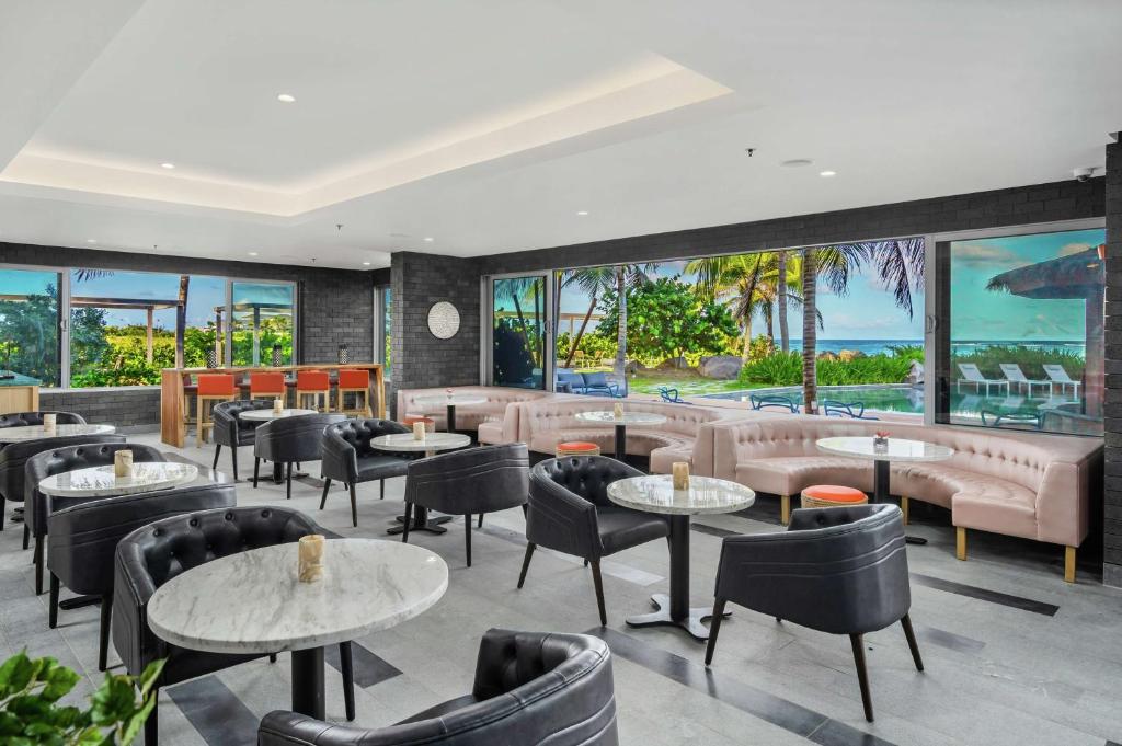 Posezení v ubytování Koi Resort Saint Kitts, Curio Collection by Hilton