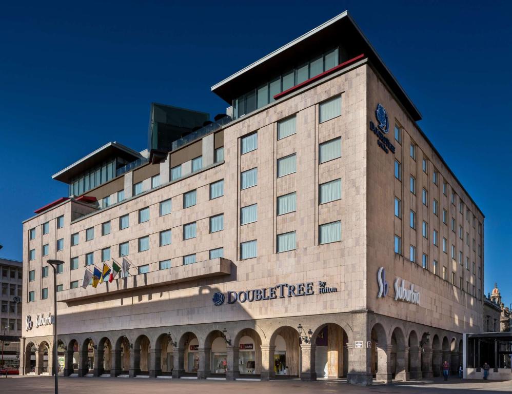 un bâtiment avec un hôtel en haut dans l'établissement Hilton DoubleTree Guadalajara Centro Historico, à Guadalajara